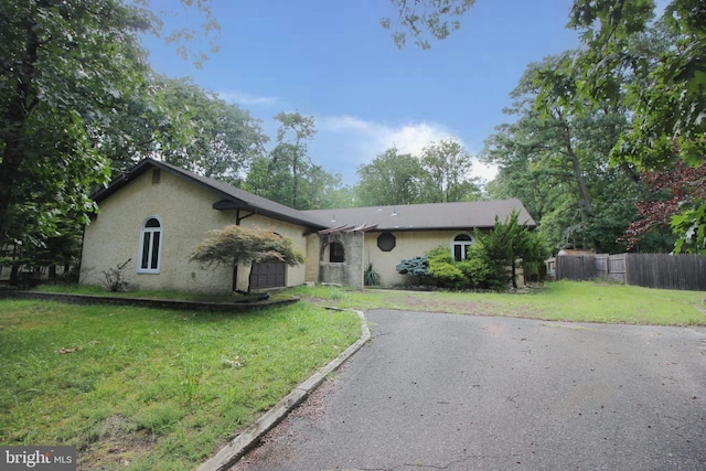 ranch-style home with a front yard