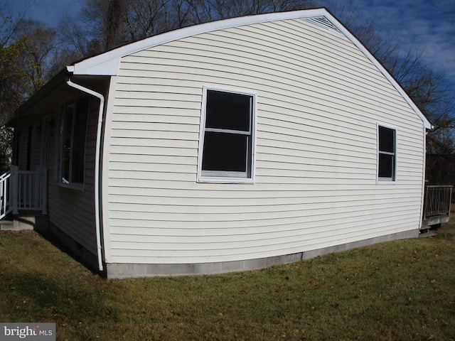 view of side of property featuring a yard