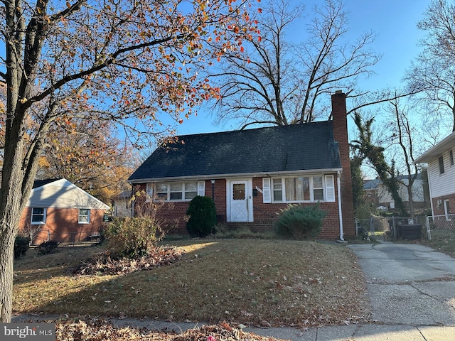 view of front of home featuring a front yard