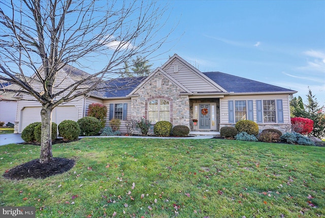 ranch-style house featuring a front lawn