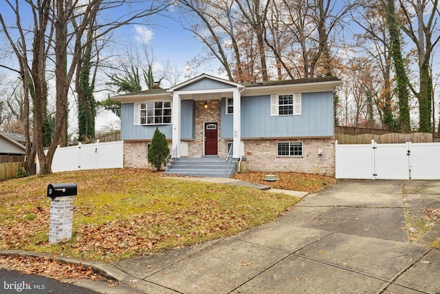 bi-level home featuring a front yard