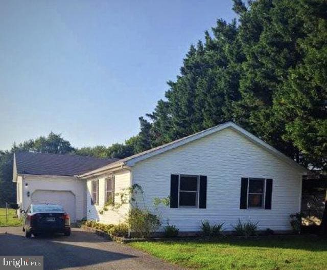 view of front of home featuring a front lawn and a garage