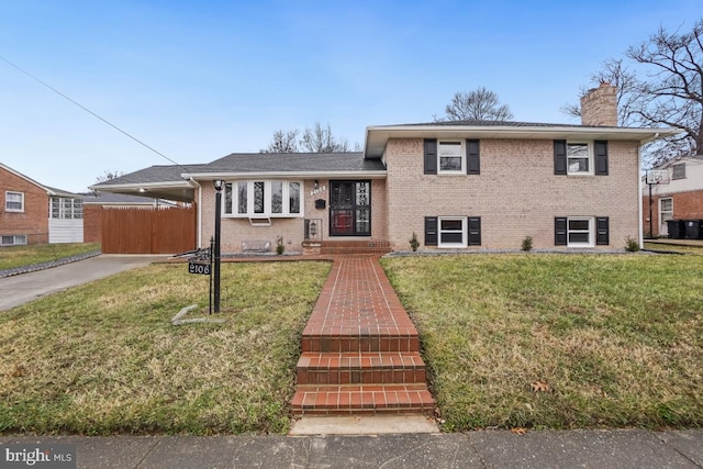 tri-level home featuring a front yard