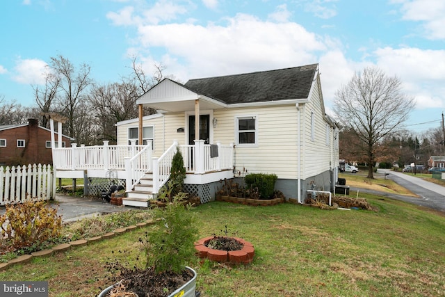 view of front of property featuring a front yard and an outdoor fire pit