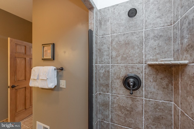 bathroom featuring tiled shower