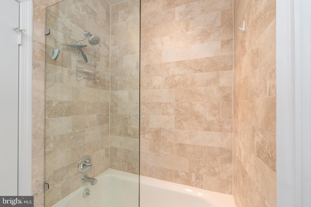 bathroom featuring tiled shower / bath combo