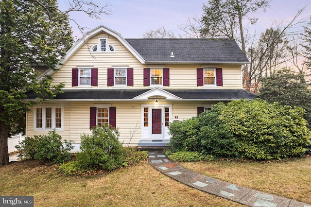 view of front facade with a yard