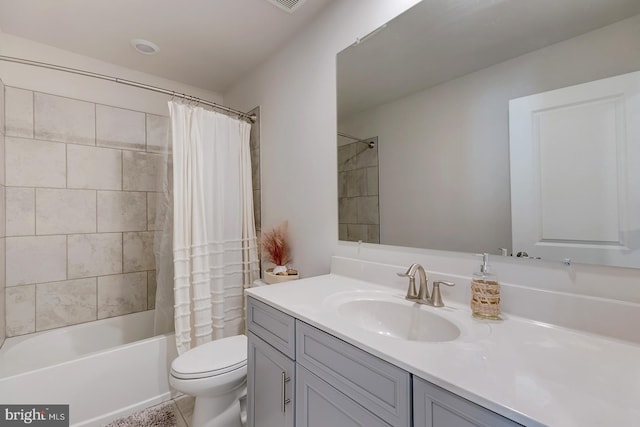 full bathroom featuring shower / bath combo with shower curtain, toilet, and vanity