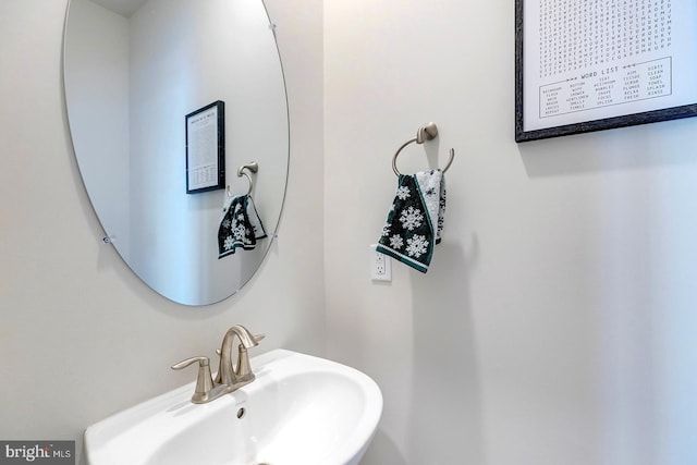 bathroom featuring sink