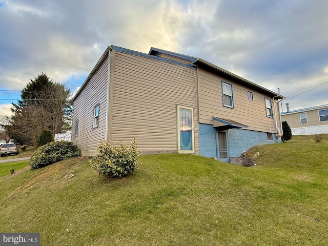 303 16th St, Saxton, PA 16678 - back of property featuring a yard