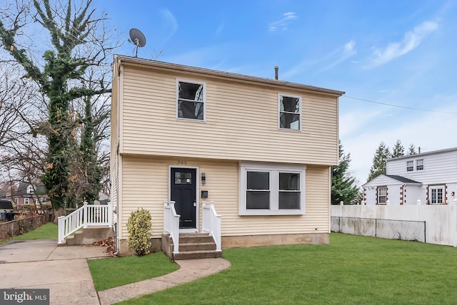 view of front of home featuring a front lawn