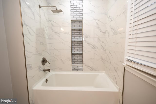 bathroom featuring tiled shower / bath