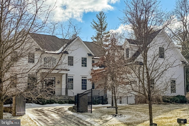 view of front of property featuring a fenced front yard