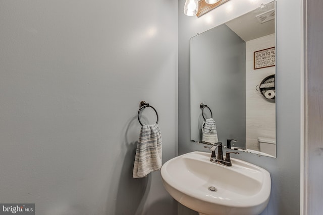 bathroom featuring sink