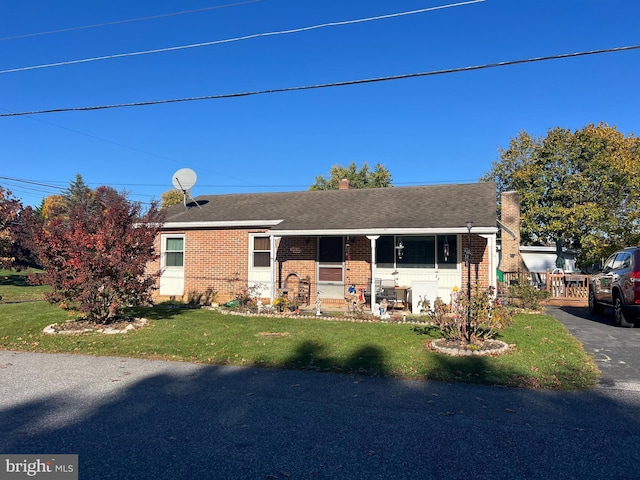 view of front facade with a porch and a front lawn