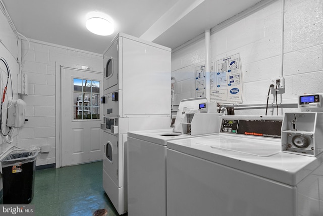 washroom featuring washing machine and clothes dryer and stacked washer / dryer