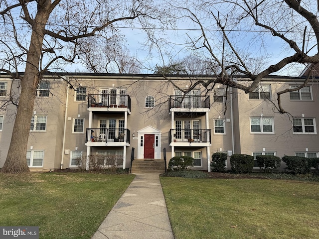 view of front facade featuring a front yard