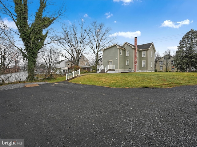 view of front of home featuring a front yard