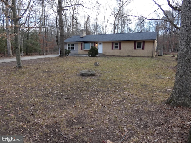 ranch-style house featuring a front lawn