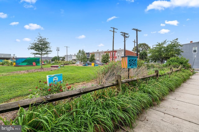 view of property's community featuring a lawn