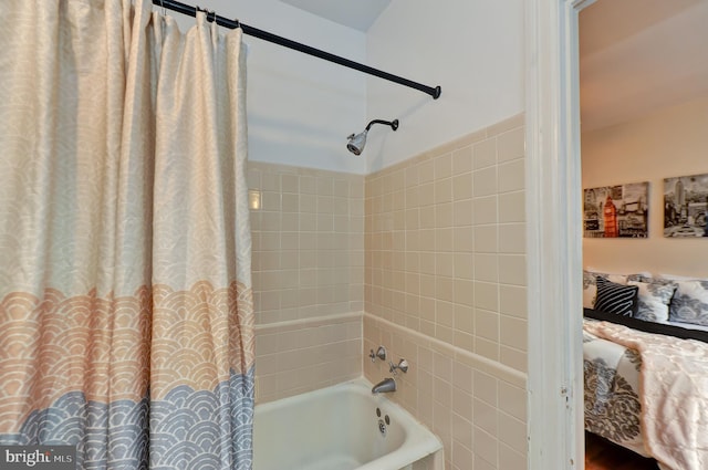 bathroom with shower / tub combo with curtain