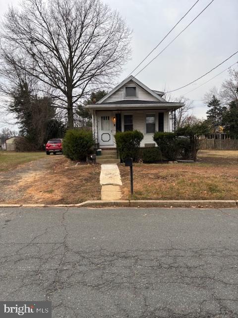 11 Heath St, Trenton, NJ 08638 - bungalow featuring a porch, driveway, and a front lawn