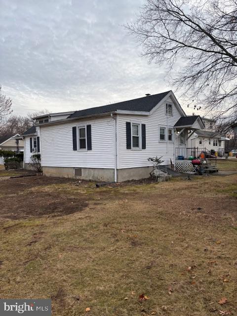 11 Heath St, Trenton, NJ 08638 - view of side of property with a yard