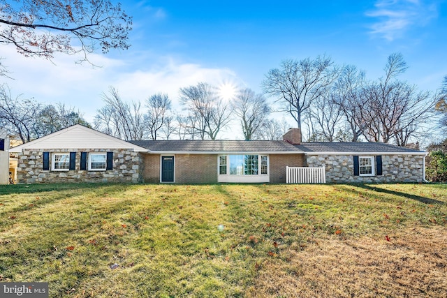 single story home featuring a front lawn