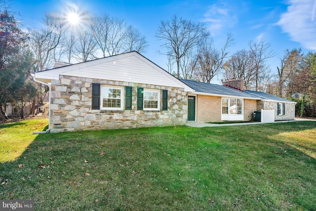 ranch-style home featuring a front lawn