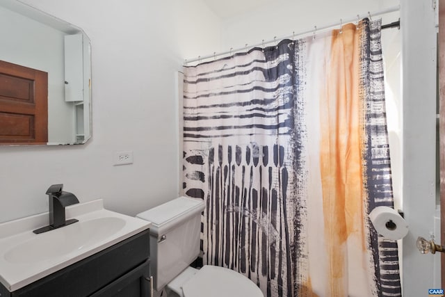 bathroom with a shower with curtain, vanity, and toilet