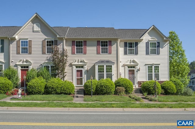 view of front of property featuring a front yard