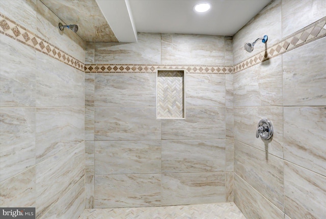 bathroom featuring a tile shower