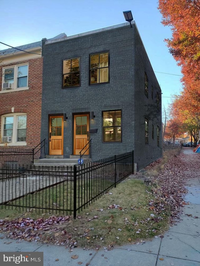 view of front of home featuring a front lawn