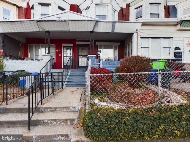 view of front of property featuring covered porch