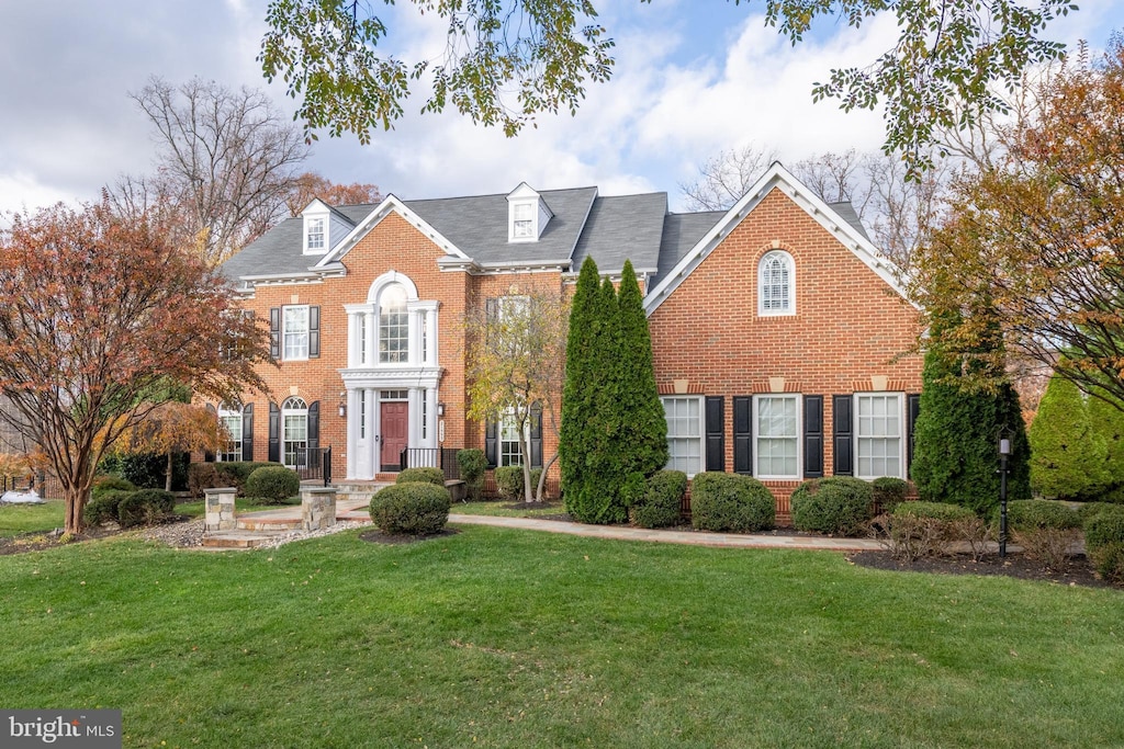 colonial home featuring a front lawn