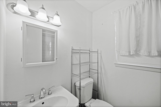 bathroom featuring toilet and sink