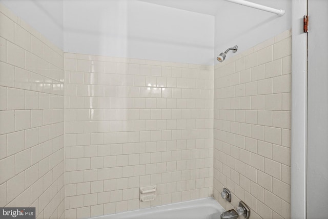 bathroom with tiled shower / bath combo