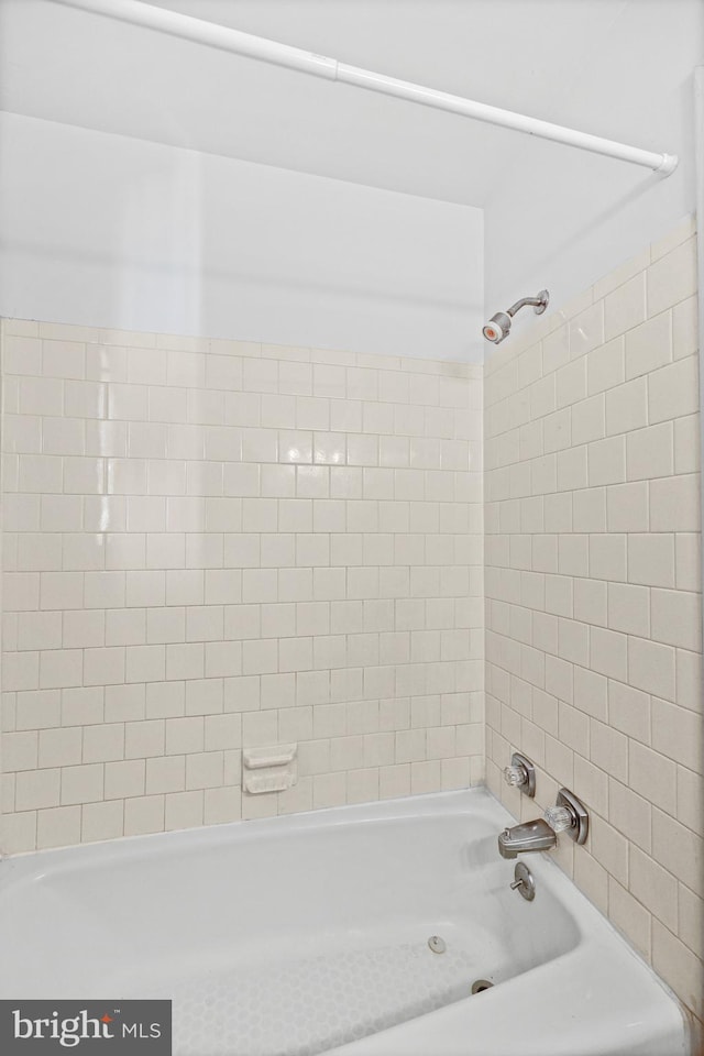 bathroom featuring tiled shower / bath