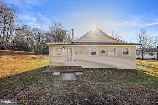 back of house featuring a yard