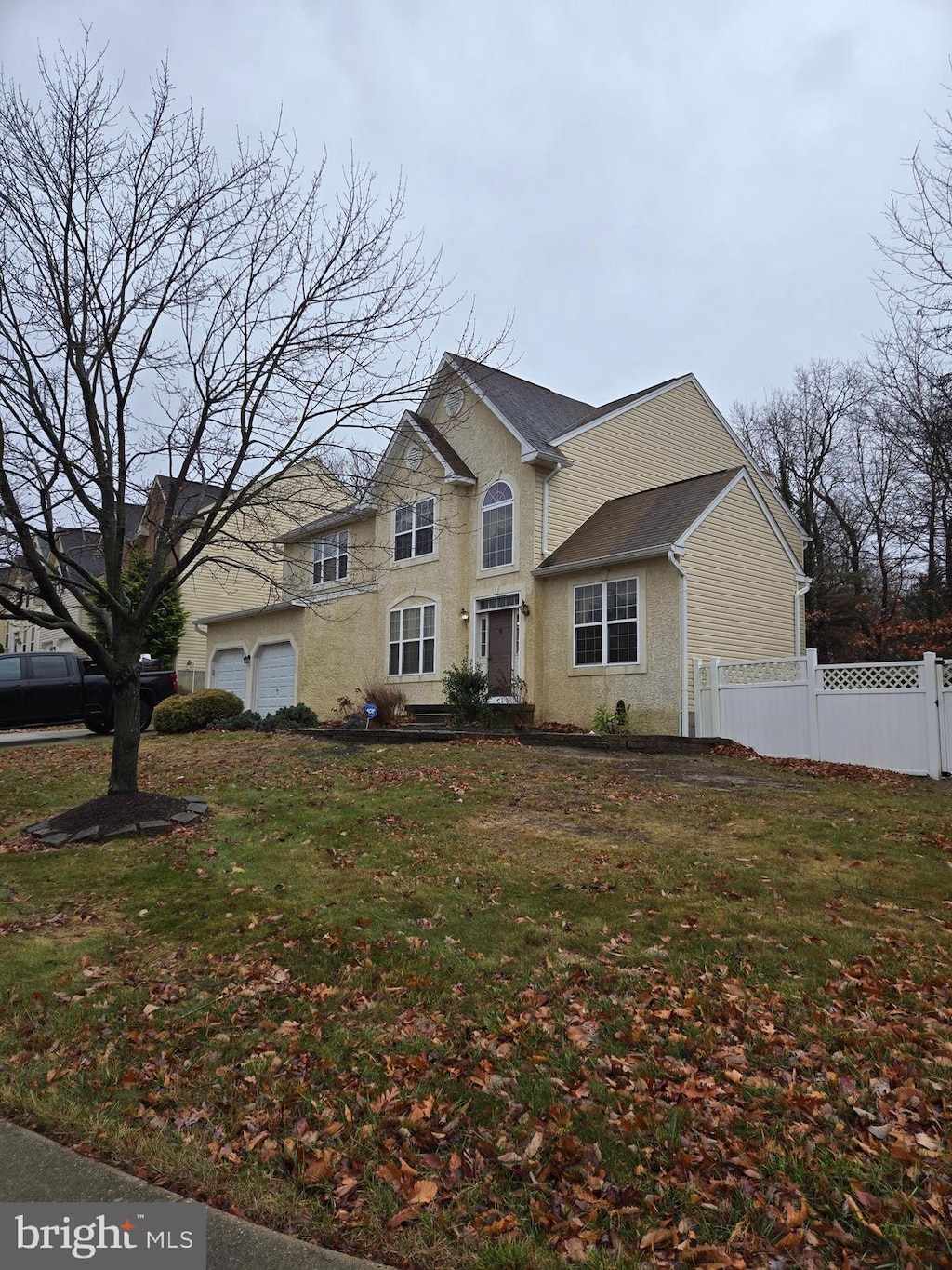 view of front of property with a front lawn