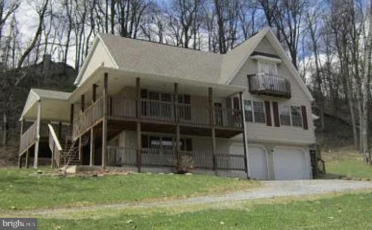 view of front of house featuring a front lawn and a garage