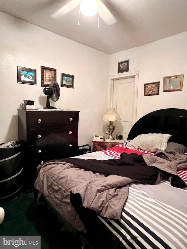 bedroom featuring ceiling fan