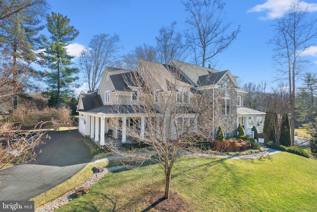 view of front facade featuring driveway and a front lawn