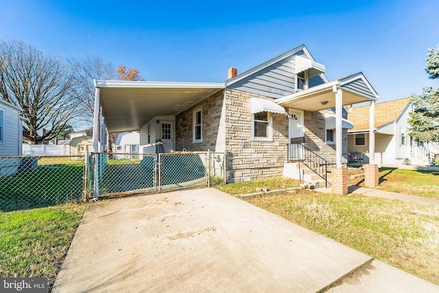 view of front of home with a carport and a front yard