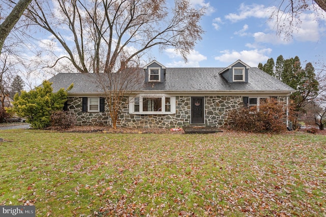 new england style home featuring a front lawn