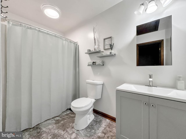 bathroom featuring a shower with curtain, vanity, and toilet