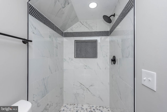 bathroom featuring tiled shower