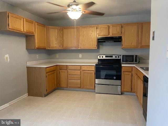 kitchen featuring appliances with stainless steel finishes, sink, and ceiling fan