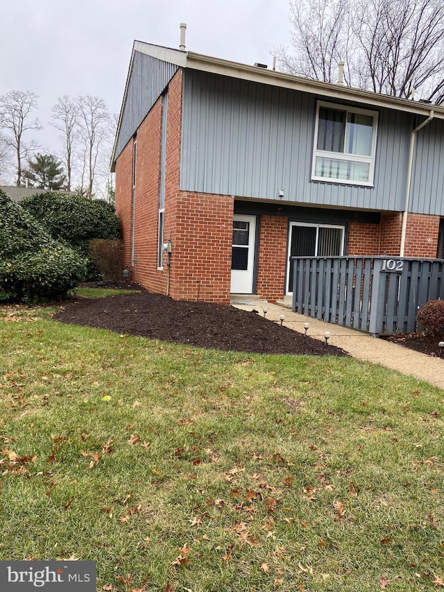 back of house featuring a yard