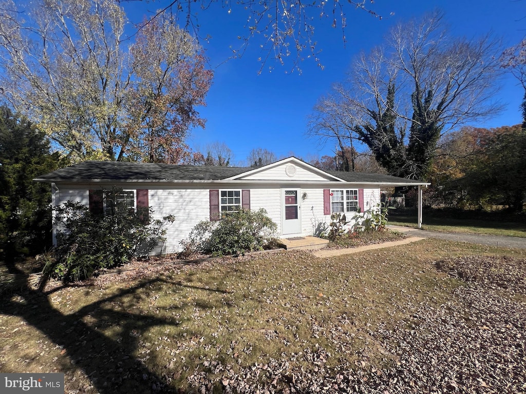 ranch-style home with a front yard